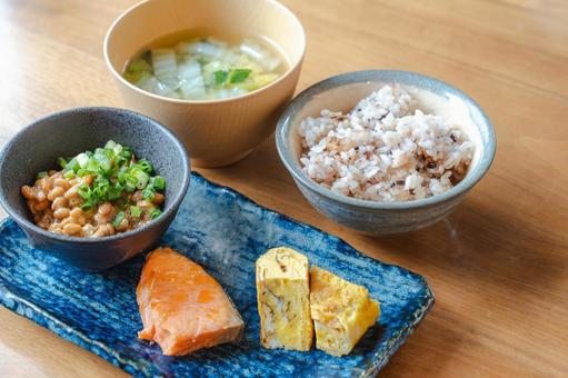 和朝食の定番メニュー 和朝食の定番メニュー 和朝食,朝食,納豆の写真素材