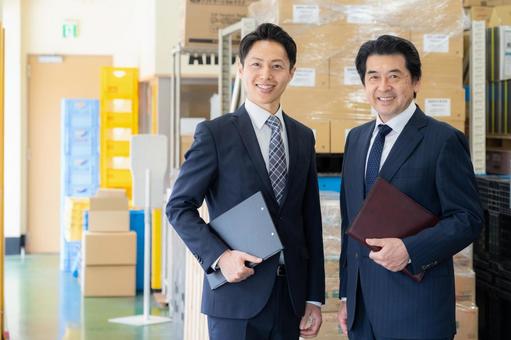 倉庫で会議をするミドルのビジネスマン 倉庫で会議をするミドルのビジネスマン 倉庫,会議,工場の写真素材