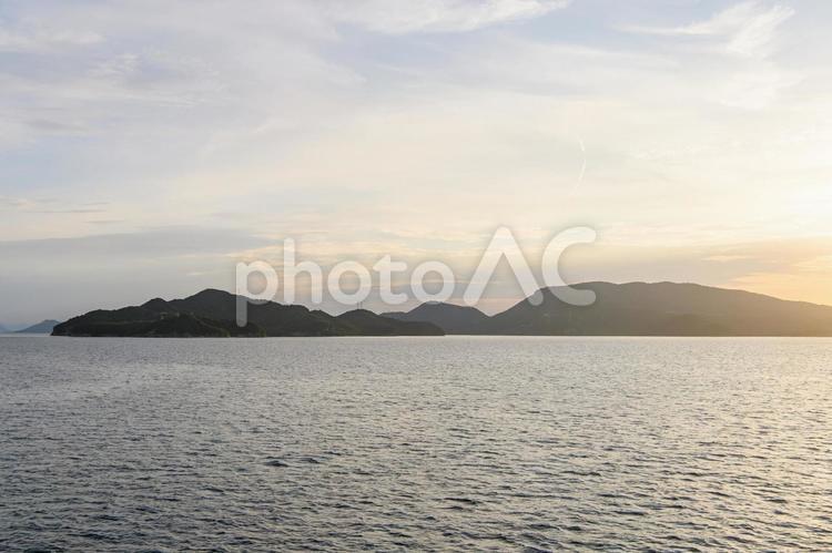 船の上から見えた夕焼け 夕暮れ,夕景,高松港の写真素材