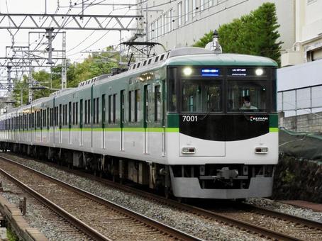 東福寺を発車した京阪7000系準急 東福寺を発車した京阪7000系準急 京阪電車,京阪本線,京阪電気鉄道の写真素材