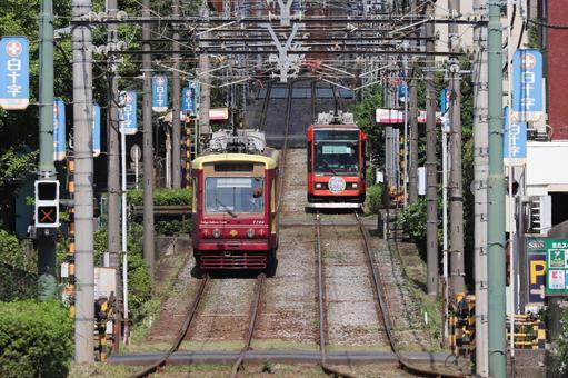 街中ですれ違う路面電車 街中ですれ違う路面電車 路面電車,都電,都電荒川線の写真素材