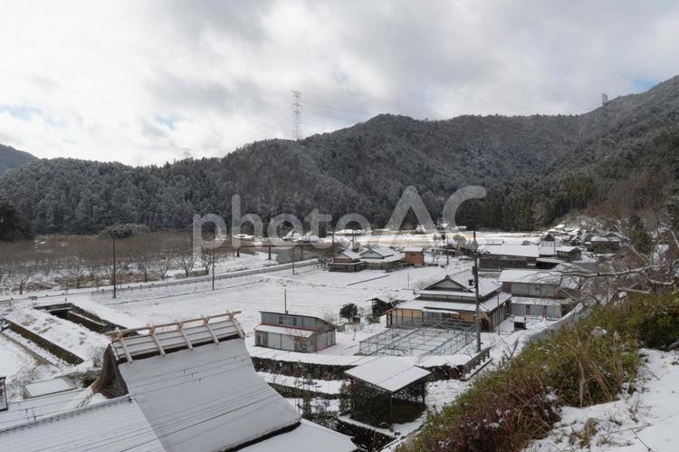 雪の日の京都美山かやぶきの里 雪,冬,寒いの写真素材