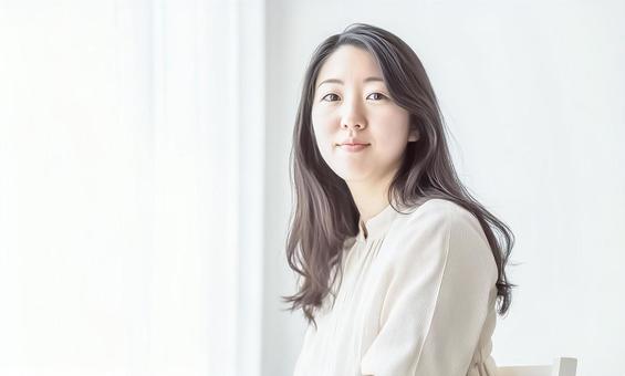柔らかい雰囲気の中年女性のポートレート 柔らかい雰囲気の中年女性のポートレートの写真