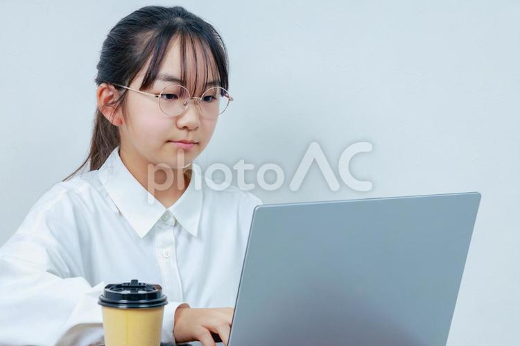 真剣な表情で学習する眼鏡をかけた女の子 女性,小学生,少女の写真素材