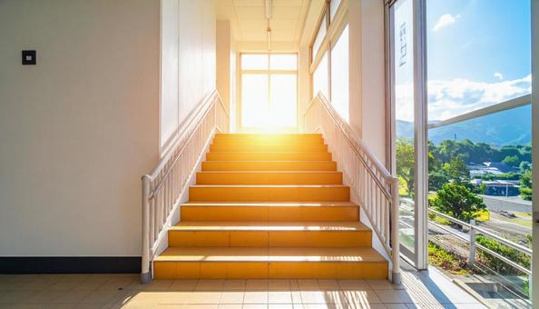 明るい日差しの差し込む学校の階段と踊り場 明るい日差しの差し込む学校の階段と踊り場の写真