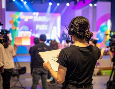 収録中に指示を出すディレクターの写真