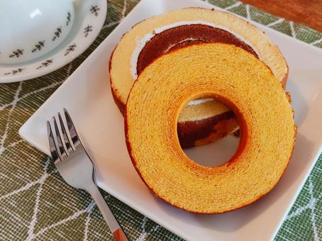 ロールケーキお茶セット2 ロールケーキお茶セット2 ティータイム,ロールケーキ,バームクーヘンの写真素材