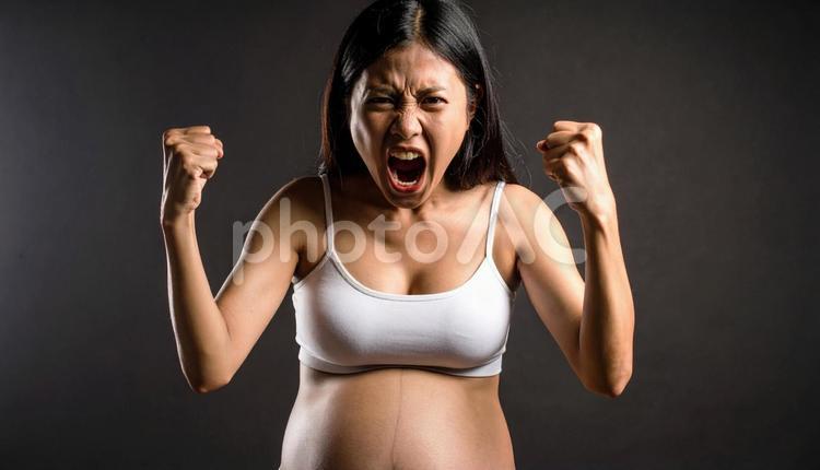 怒り狂う妊婦 妊婦,怒る,女性の写真素材