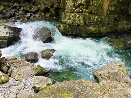 勢いのある川の流れ 勢いのある川の流れの写真