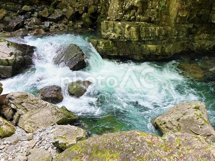 勢いのある川の流れ 川,急流,透き通るの写真素材