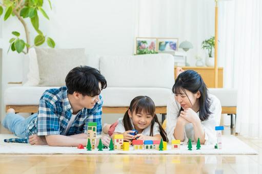 リビングで遊ぶ家族 リビングで遊ぶ家族 家族,笑顔,遊ぶの写真素材