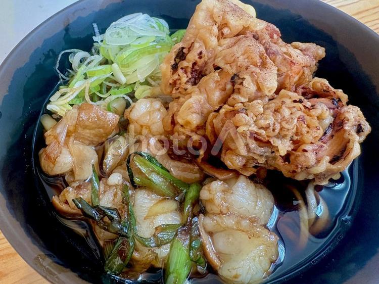 イカゲソのかき揚げ蕎麦(アップ) スタミナ蕎麦,ソバ,蕎麦の写真素材