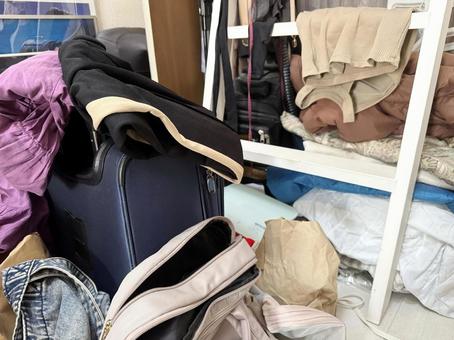 散らかった女性の部屋梯子に干した下着など 散らかった女性の部屋梯子に干した下着など 洋服,衣類,衣替えの写真素材