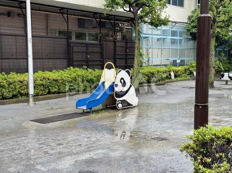 雨の日の滑り台 ぬかるみ,滑り台,公園の写真素材