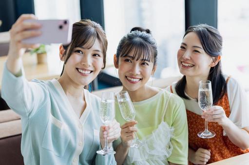 カフェで自撮りをする若い女性 カフェで自撮りをする若い女性 スマートフォン,自撮り,写真の写真素材