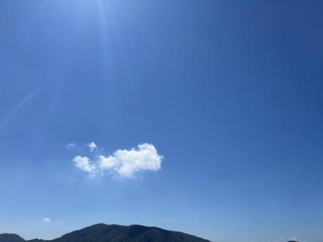 小豆島の山と夏空に浮かぶ雲 小豆島の山と夏空に浮かぶ雲の写真