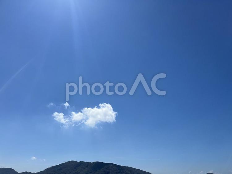 小豆島の山と夏空に浮かぶ雲 小豆島,山,青空の写真素材
