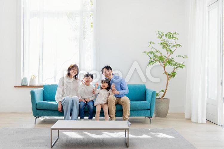家族イメージ 家族,人物,リビングの写真素材