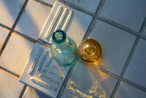 夕日に染まるレトロなガラスボトル ボトル,ガラス瓶,瓶の写真素材