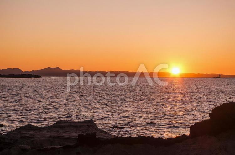 三浦半島江奈湾の夜明け 日の出,朝日,夜明けの写真素材