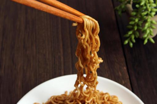 箸で持つ焼きそば 箸で持つ焼きそば 焼きそば,箸,麺の写真素材