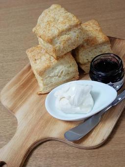 アフタヌーンティーのスコーンの写真