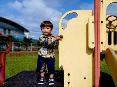 <素材>晴れた日の公園で遊んでいる男の子 <素材>晴れた日の公園で遊んでいる男の子 子供,笑顔,空の写真素材