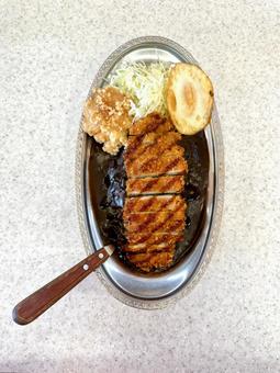 金沢カレー 目玉焼きと唐揚げ乗せ 金沢カレー 目玉焼きと唐揚げ乗せの写真