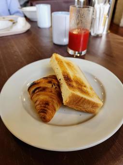 トーストとクロワッサン２ トースト,クロワッサン,白皿の写真素材