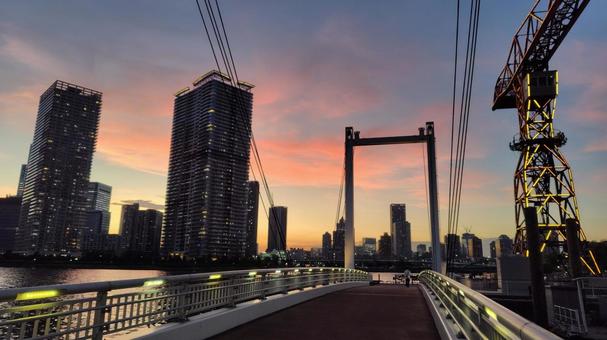 夕方、橋の上 夕方、橋の上の写真