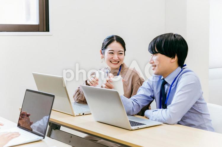 オフィスでコーヒーを飲みながら休憩する ビジネス,休憩,社内恋愛の写真素材