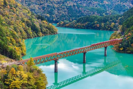 静岡県 奥大井湖上駅・秋景色 静岡県 奥大井湖上駅・秋景色 奥大井湖上駅,秋,紅葉の写真素材