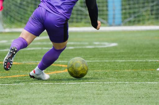 サッカー ドリブラー 攻撃 蹴る 走る サッカー ドリブラー 攻撃 蹴る 走る コピースペース,サッカー,ドリブルの写真素材