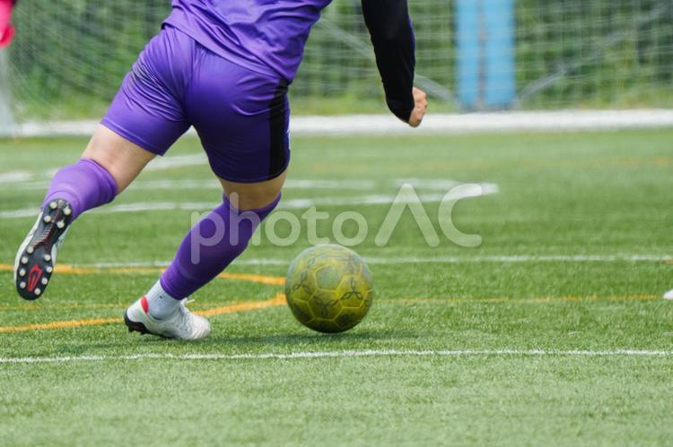サッカー　ドリブラー　攻撃　蹴る　走る コピースペース,サッカー,ドリブルの写真素材