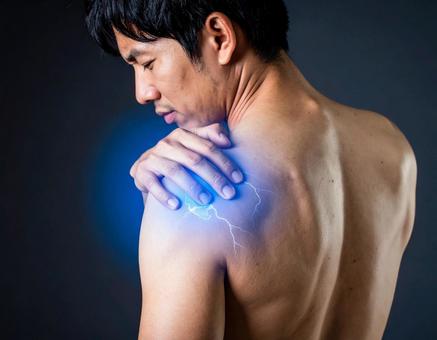 肩に痛みを感じる男性 肩に痛みを感じる男性の写真