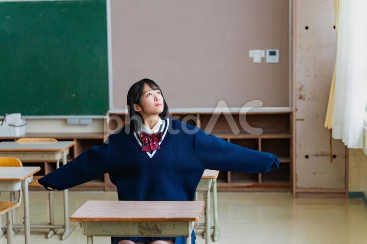 教室の窓から空を見上げる女子高校生 女性,女子高,高校生の写真素材