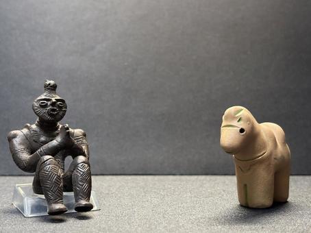土偶と埴輪のツーショット 土偶,埴輪,合掌土偶の写真素材