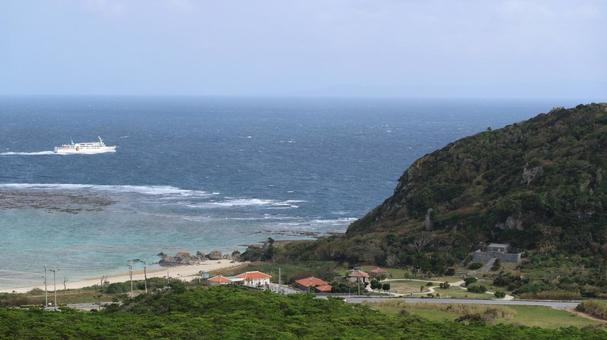 南国の海を航く船と集落 海,青い海,エメラルドグリーンの写真素材