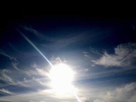 印象的な空 太陽光と雲とダークな空 印象的な空 太陽光と雲とダークな空の写真