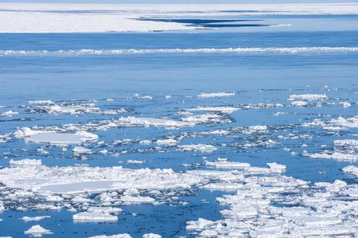オホーツク海を流れる流氷群 オホーツク海を流れる流氷群 流氷原,流氷,氷に覆われたの写真素材