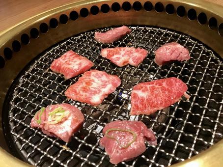 焼肉の網でじゅうじゅう焼ける牛肉 焼肉の網でじゅうじゅう焼ける牛肉の写真