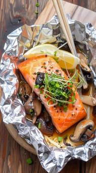 鮭とキノコのホイルの包み焼き　秋の味覚の写真