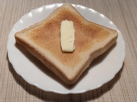 霜降の朝のガラス皿上のトーストした食パン 霜降の朝のガラス皿上のトーストした食パン 食パン,パン,トーストの写真素材