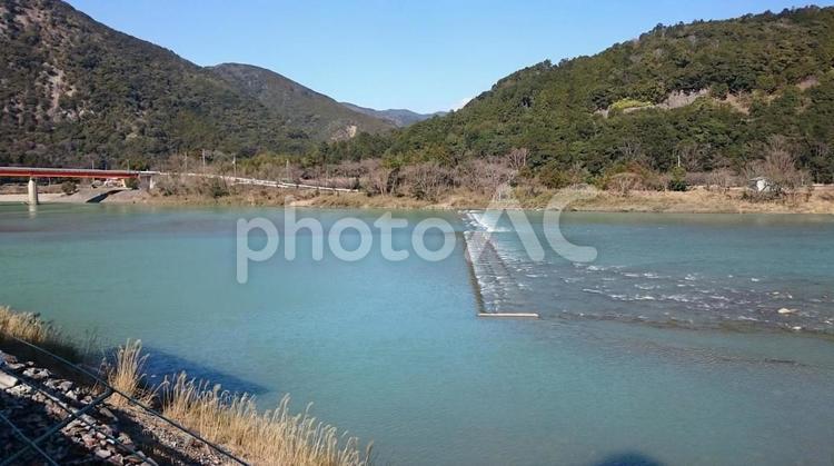 穏やかな川と山の風景 川,山,自然の写真素材