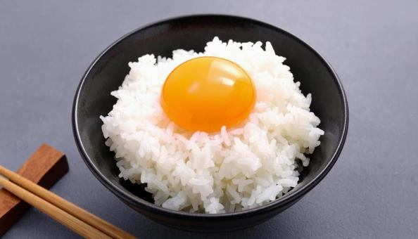 お茶碗に盛られた卵かけご飯 お茶碗に盛られた卵かけご飯の写真