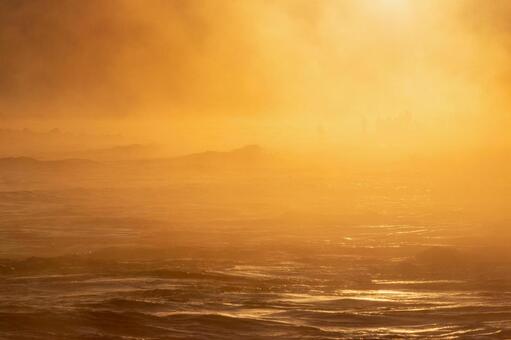 金色の毛嵐｜雨晴海岸 毛嵐,波,日の出の写真素材