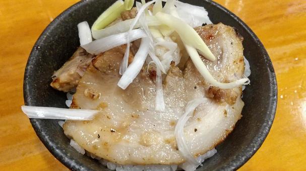 ミニチャーシュー丼 ミニチャーシュー丼の写真