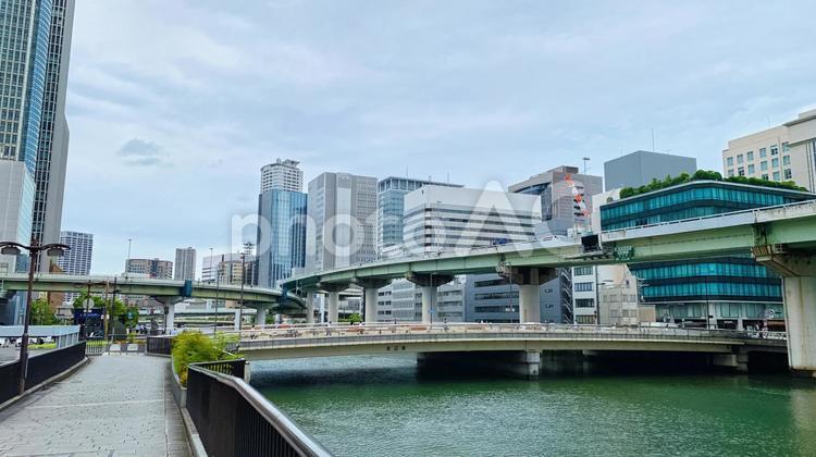 高速道路が横切る川沿いのビル群 ビル,ビル群,高層の写真素材