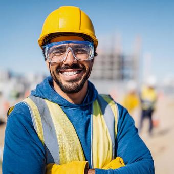 安全装備の男性作業員 安全装備の男性作業員の写真
