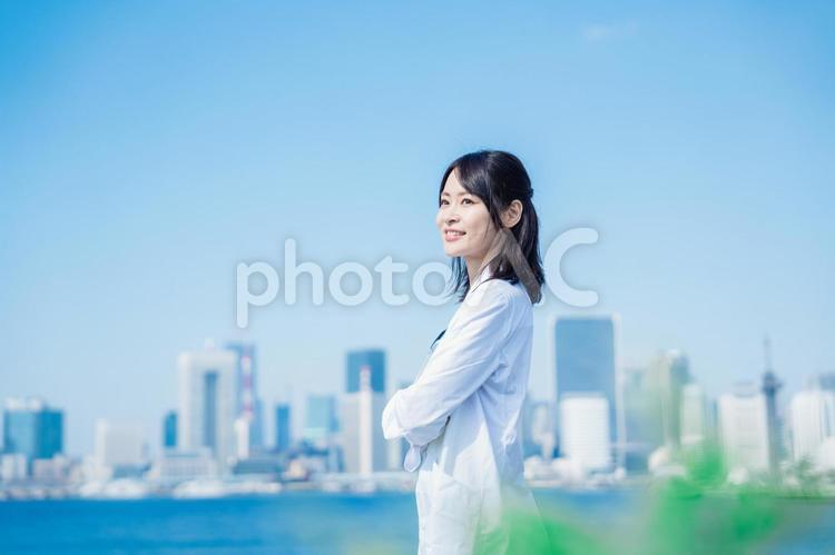 笑顔で外を歩く女性のドクター ビル,職業,医学生の写真素材